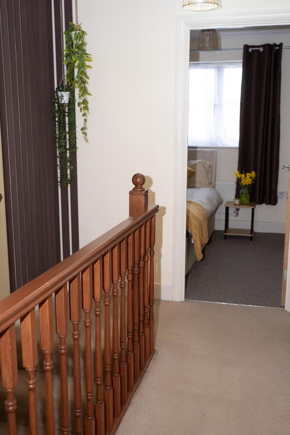 Yellow Haven Spacious Quiet Free Parking Sleeps 7 Swindon