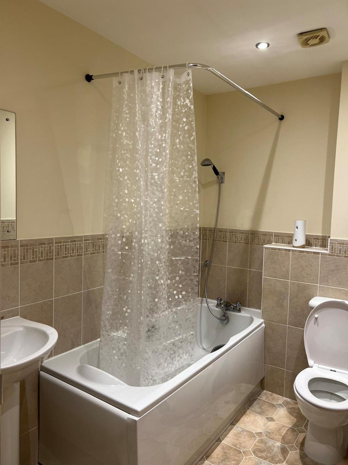 Yellow Haven Spacious Quiet Free Parking Sleeps 7 *