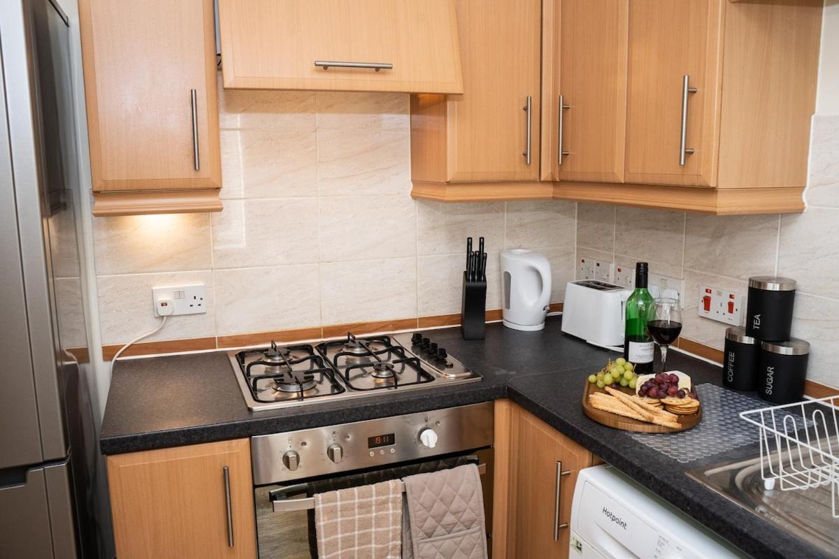 Yellow Haven Spacious Quiet Free Parking Sleeps 7 Apartment