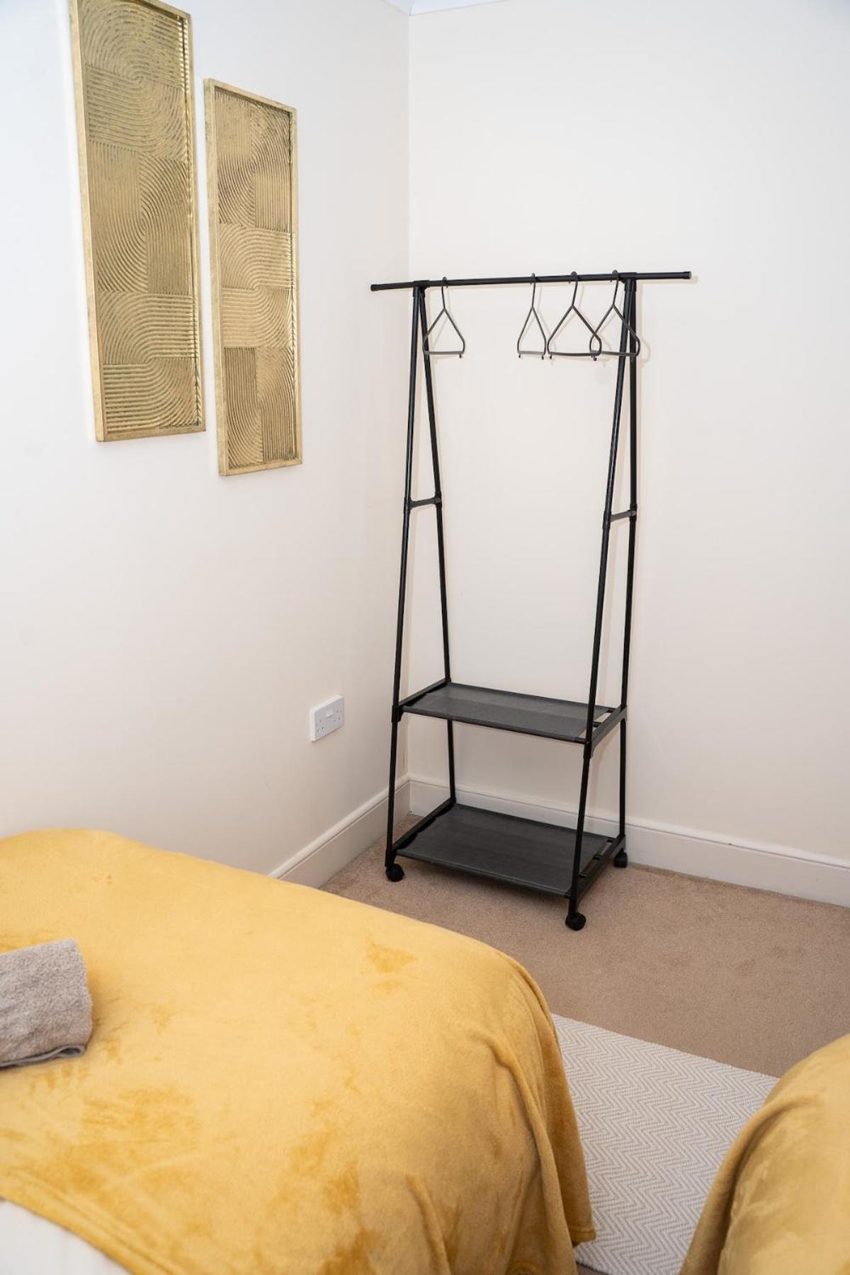 Apartment Yellow Haven Spacious Quiet Free Parking Sleeps 7