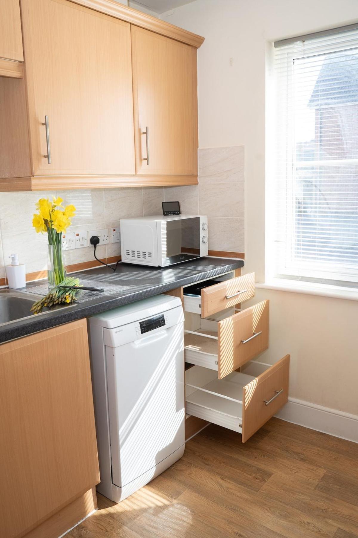 Yellow Haven Spacious Quiet Free Parking Sleeps 7 Apartment *