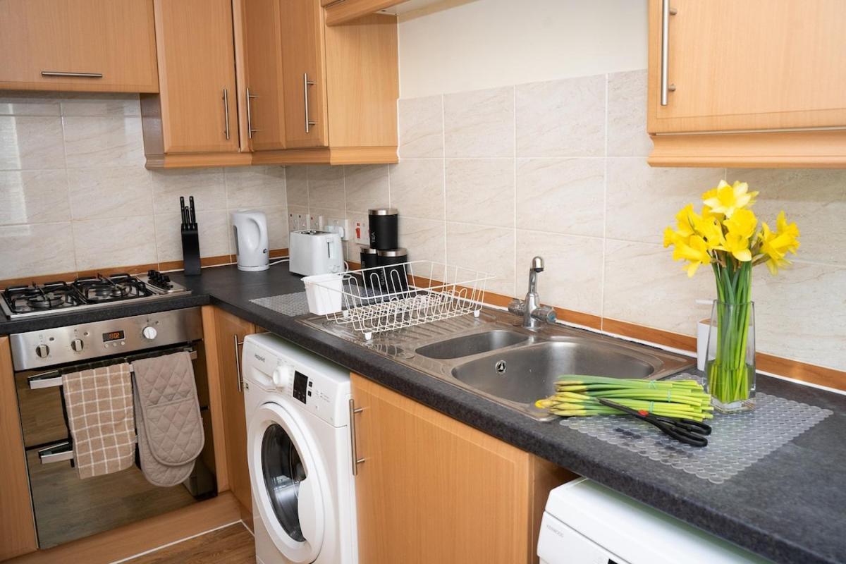Apartment Yellow Haven Spacious Quiet Free Parking Sleeps 7 Swindon