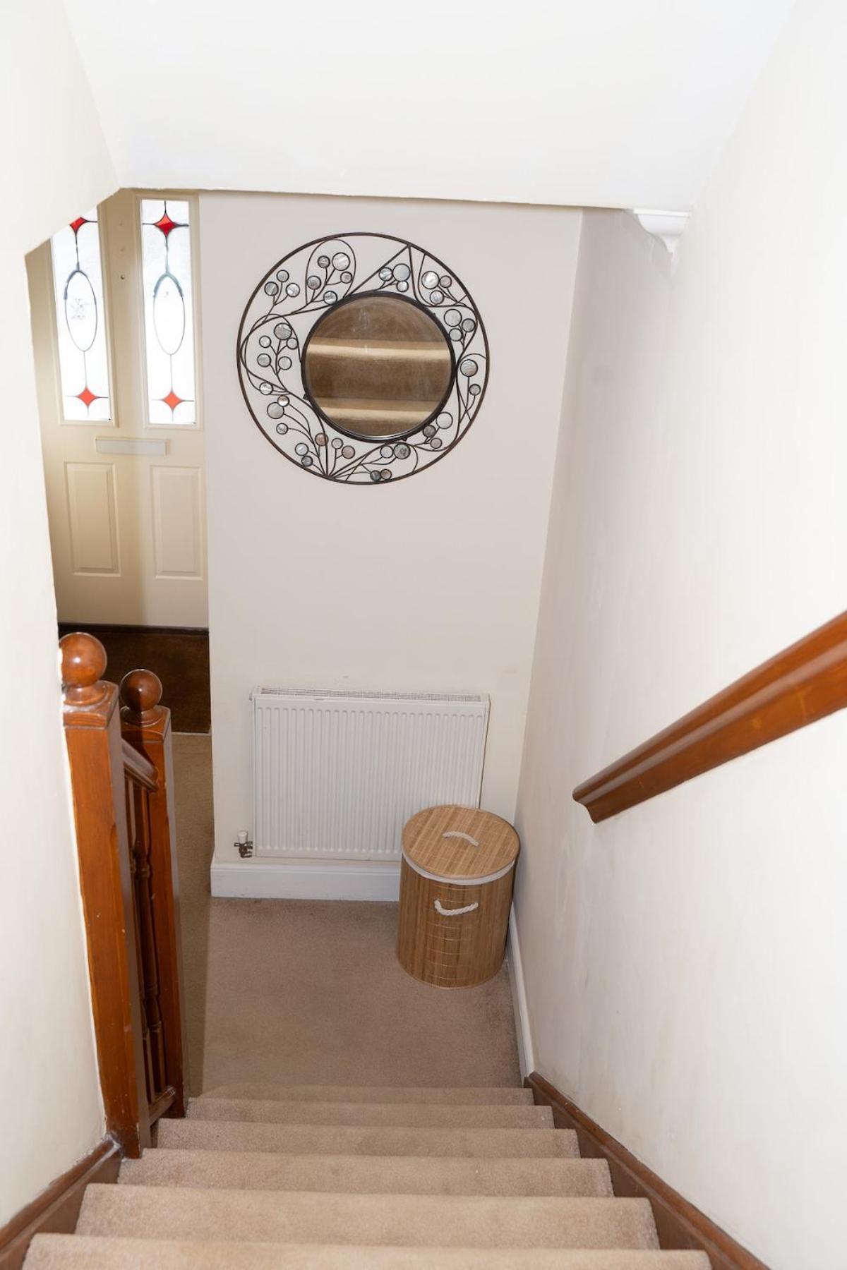 Yellow Haven Spacious Quiet Free Parking Sleeps 7 *