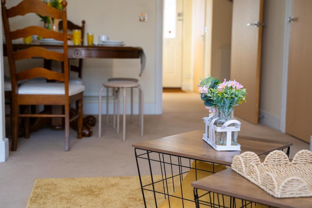 Yellow Haven Spacious Quiet Free Parking Sleeps 7 Swindon