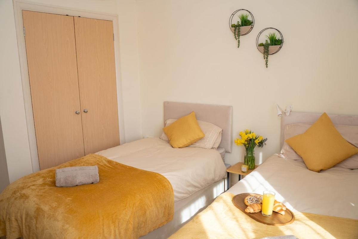 Apartment Yellow Haven Spacious Quiet Free Parking Sleeps 7 *