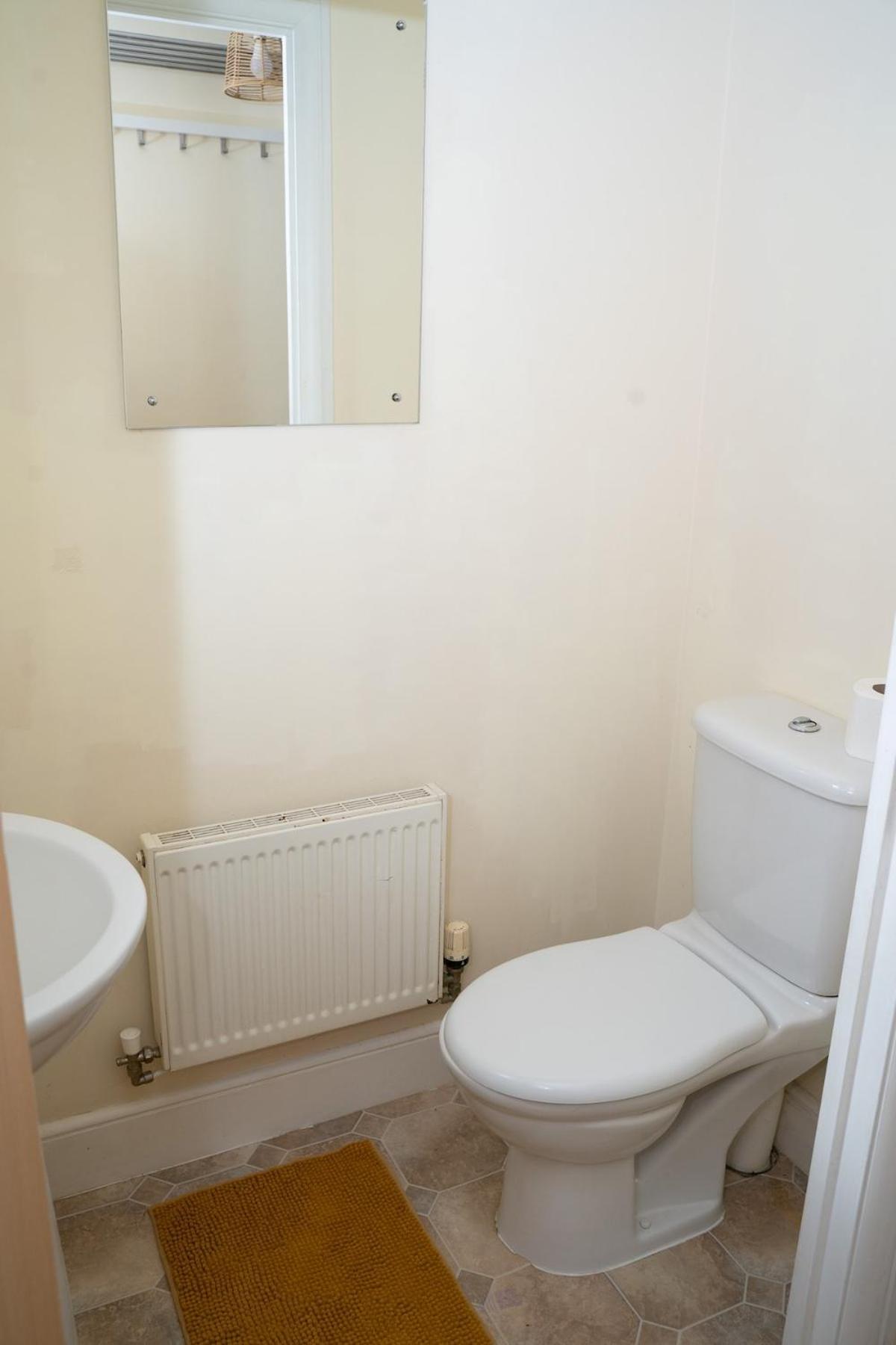 Yellow Haven Spacious Quiet Free Parking Sleeps 7 Swindon