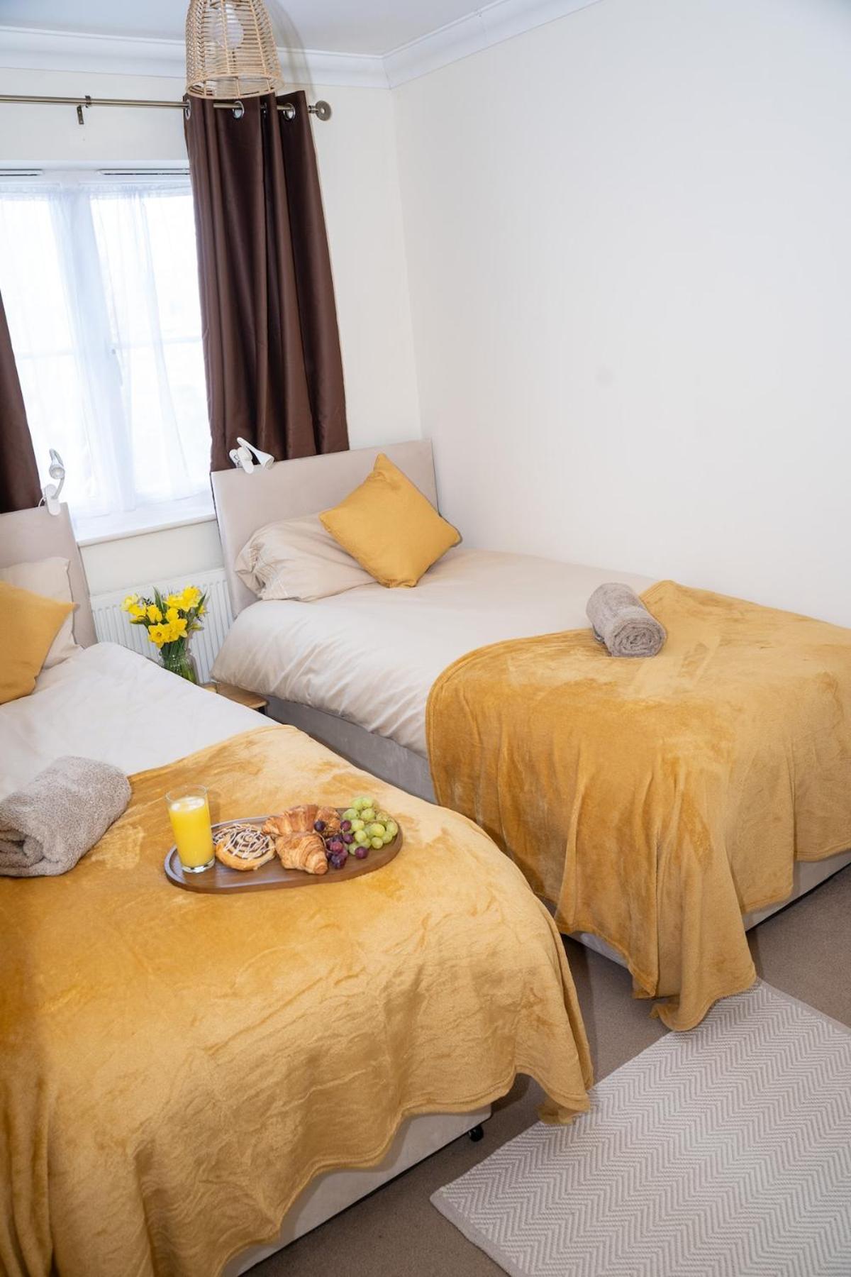 Apartment Yellow Haven Spacious Quiet Free Parking Sleeps 7 *