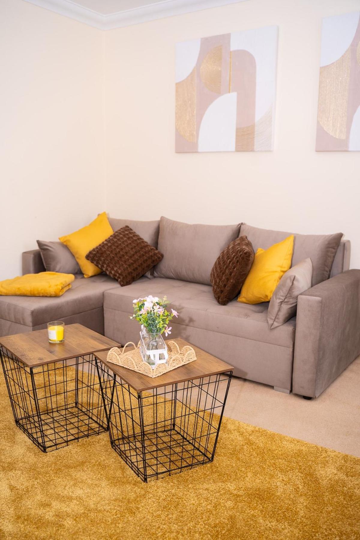 Yellow Haven Spacious Quiet Free Parking Sleeps 7 Apartment *