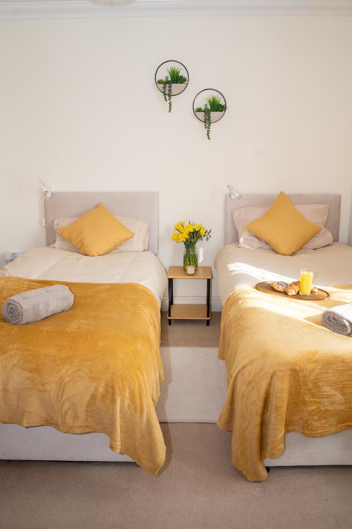 Apartment Yellow Haven Spacious Quiet Free Parking Sleeps 7 Swindon