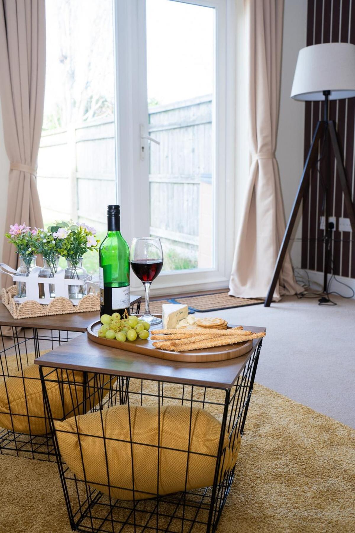 Yellow Haven Spacious Quiet Free Parking Sleeps 7 Apartment *