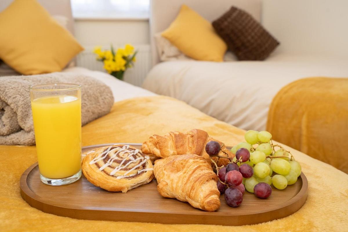 Yellow Haven Spacious Quiet Free Parking Sleeps 7 Apartment