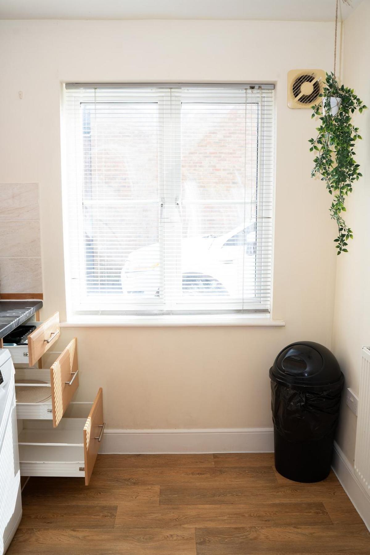 Yellow Haven Spacious Quiet Free Parking Sleeps 7 Apartment *