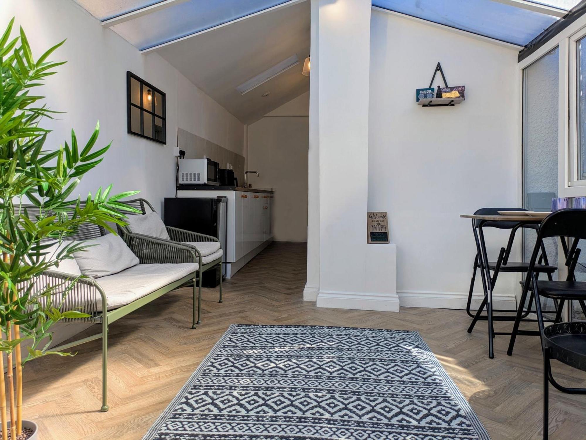 1-bed Retreat - Hot Tub Private Garden & Bbq *