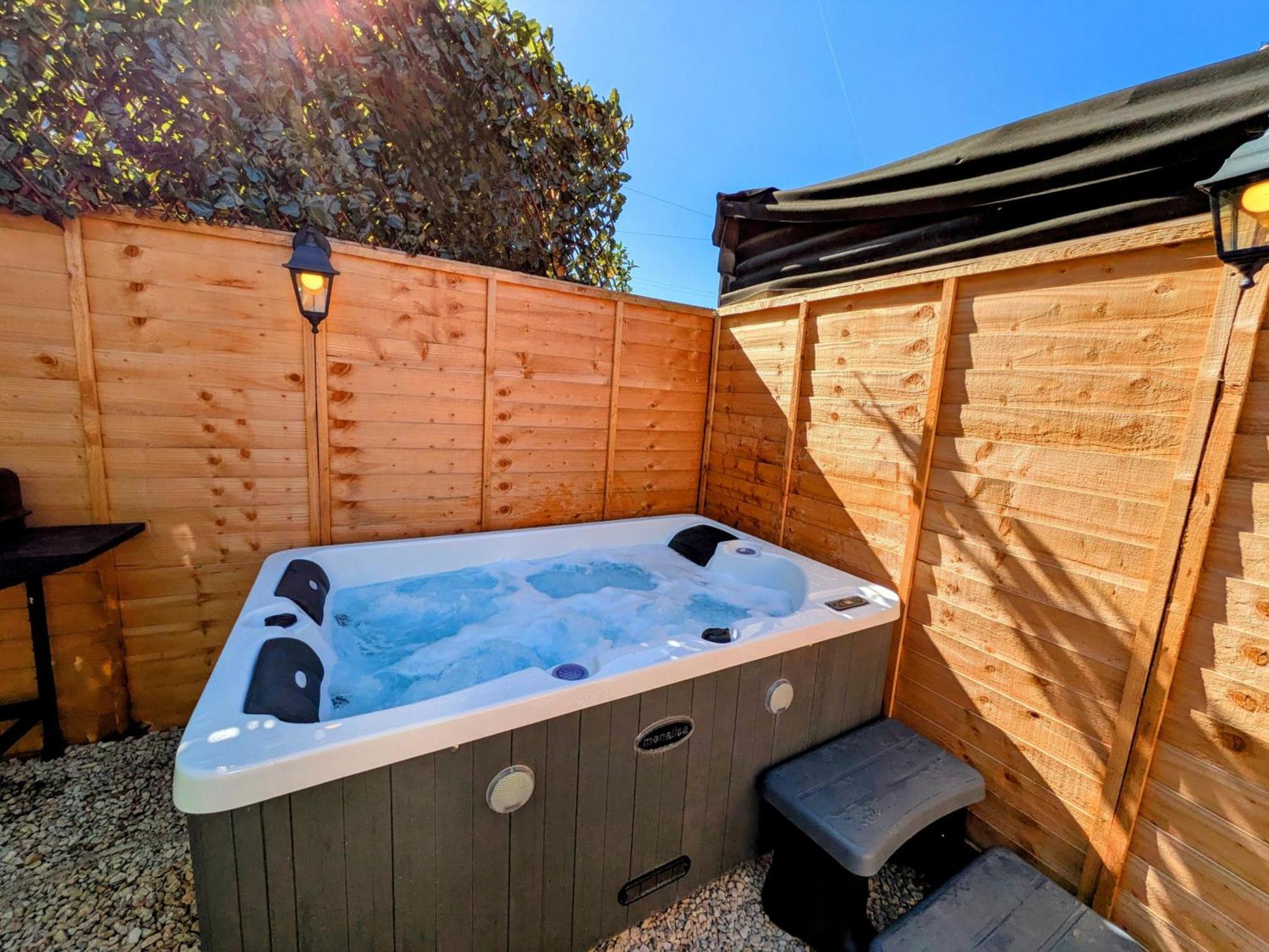 1-bed Retreat - Hot Tub Private Garden & Bbq Swindon