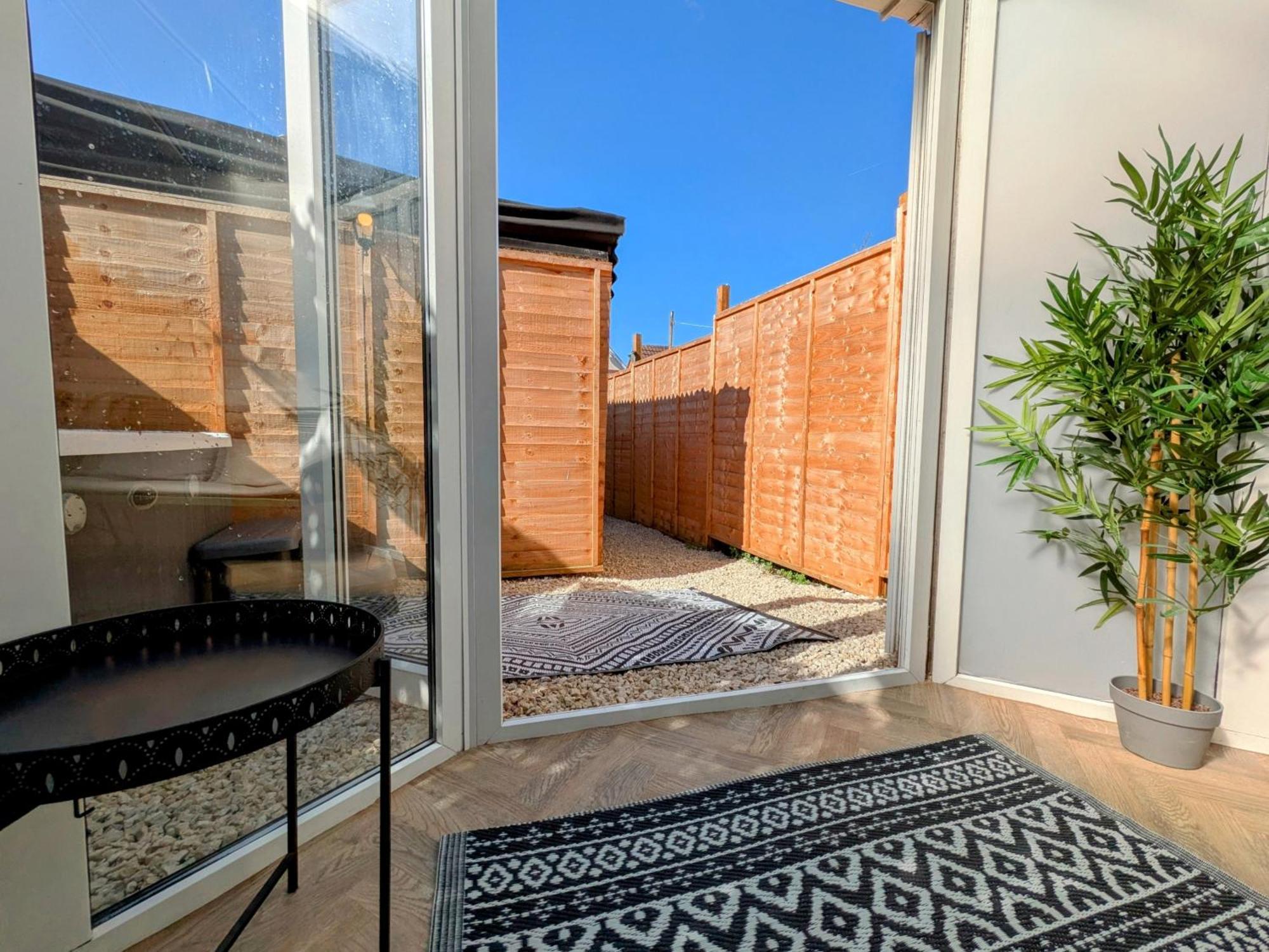 1-bed Retreat - Hot Tub Private Garden & Bbq Apartment