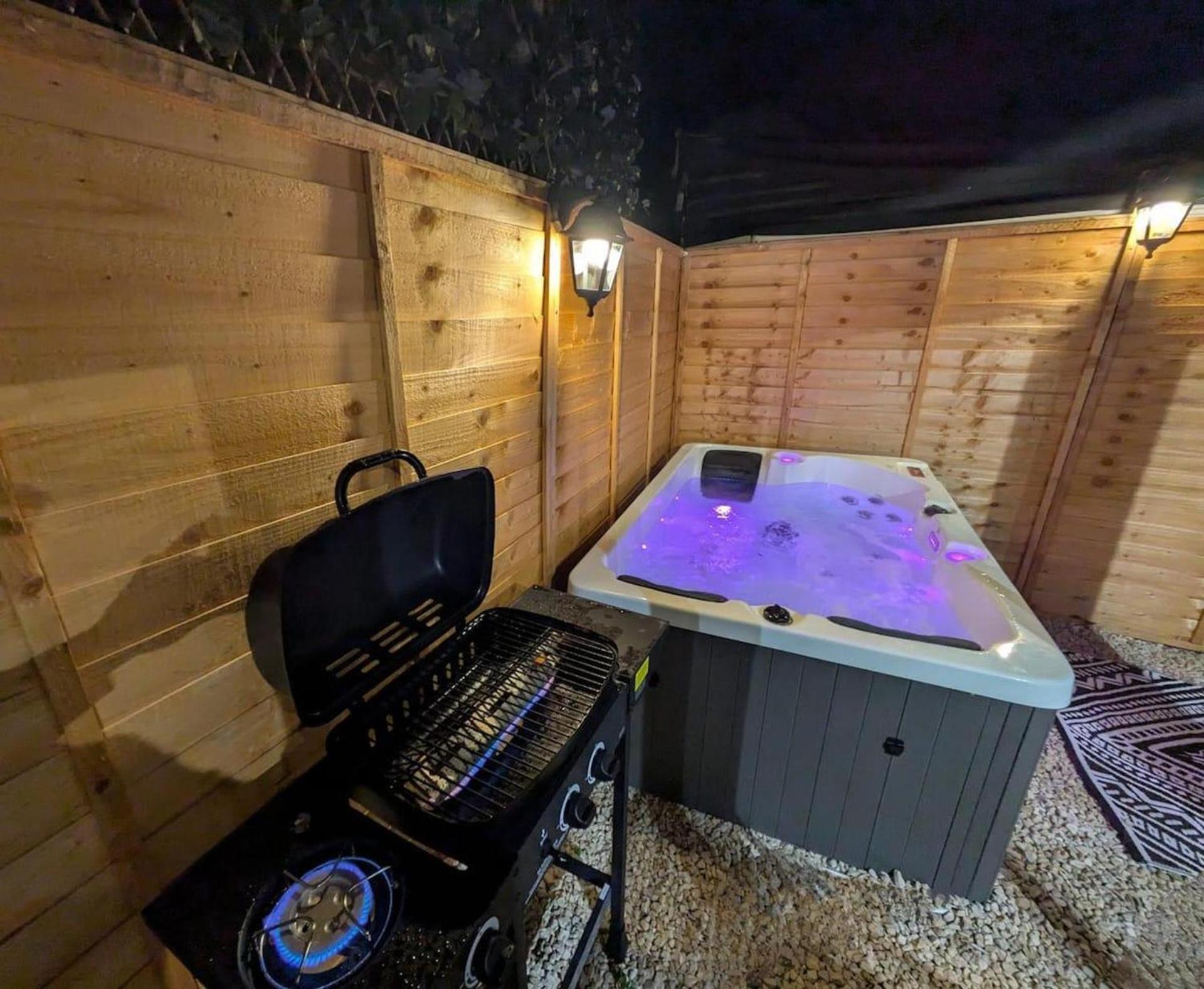 Apartment 1-bed Retreat - Hot Tub Private Garden & Bbq *
