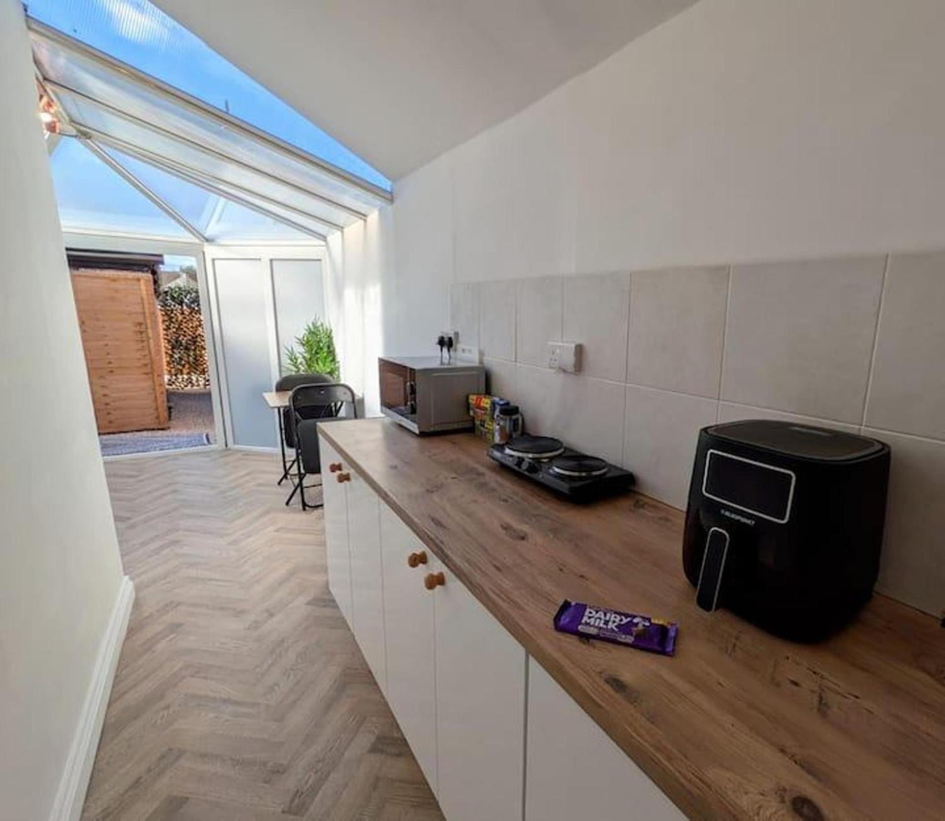 1-bed Retreat - Hot Tub Private Garden & Bbq Swindon