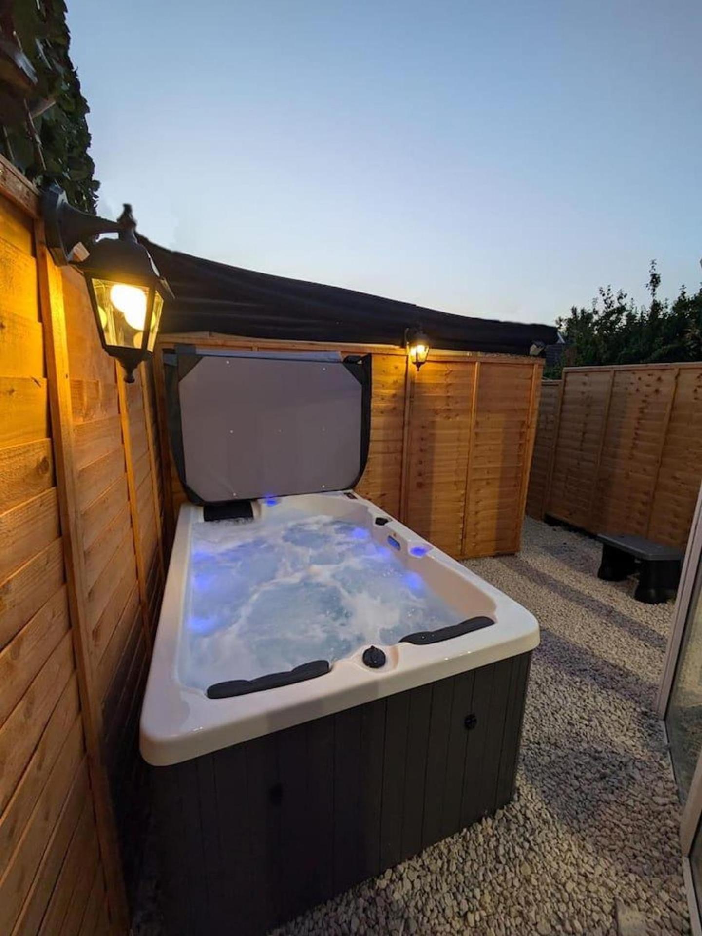 1-bed Retreat - Hot Tub Private Garden & Bbq Swindon
