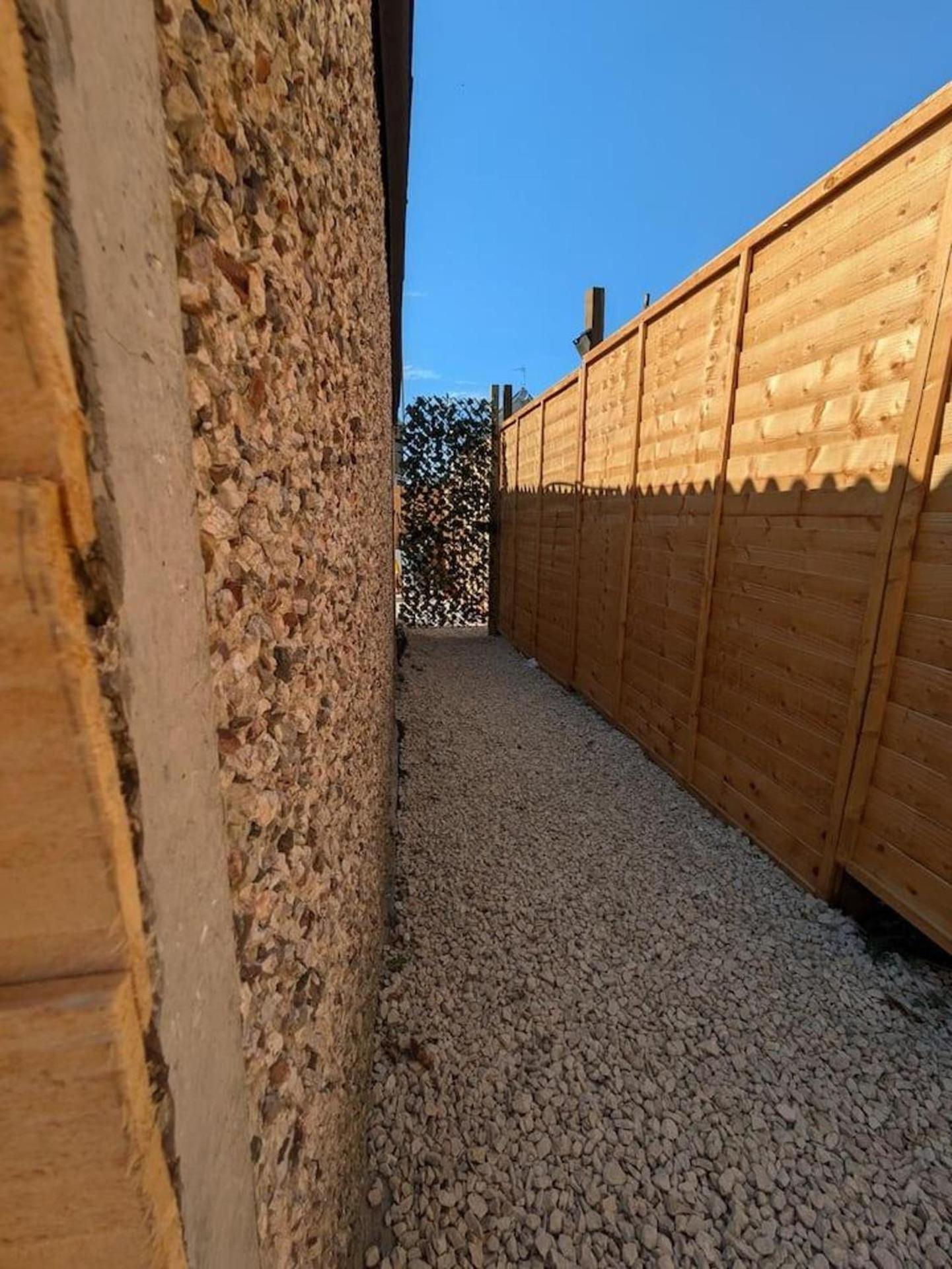 1-bed Retreat - Hot Tub Private Garden & Bbq Swindon