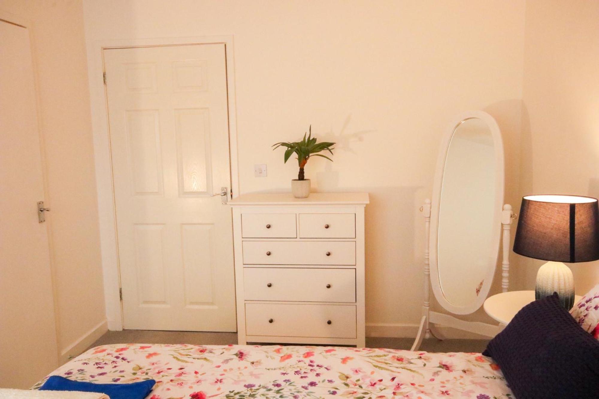 Cozy 2br Retreat Swindon