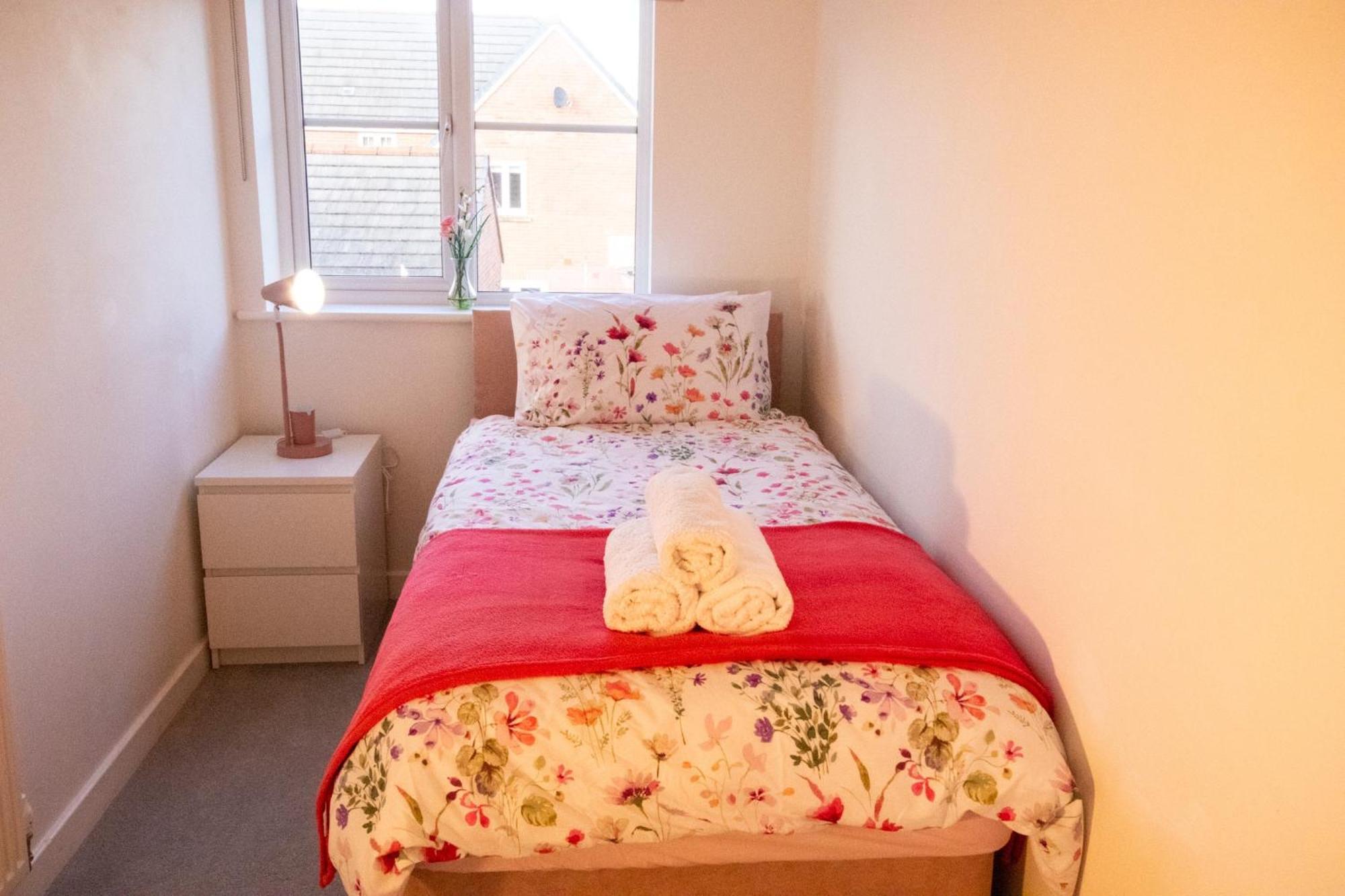 Cozy 2br Retreat Holiday home Swindon