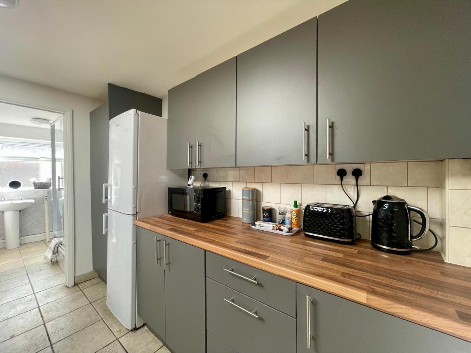 Broad House Location Long Sleeps 10 Holiday home Swindon