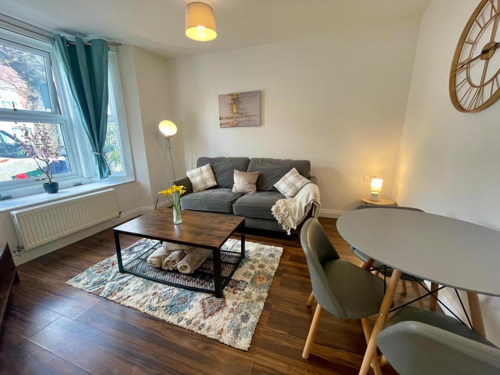 Broad House Location Long Sleeps 10 Swindon