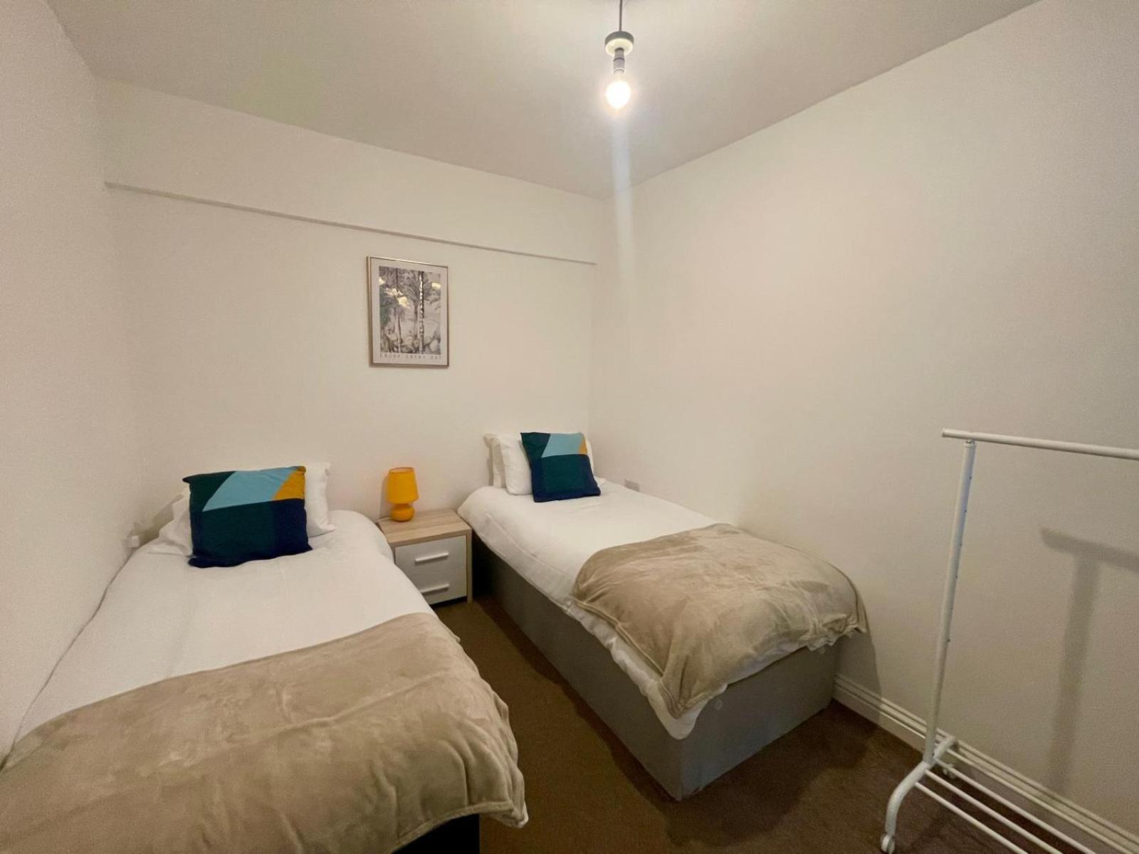 Broad House Location Long Sleeps 10 Swindon