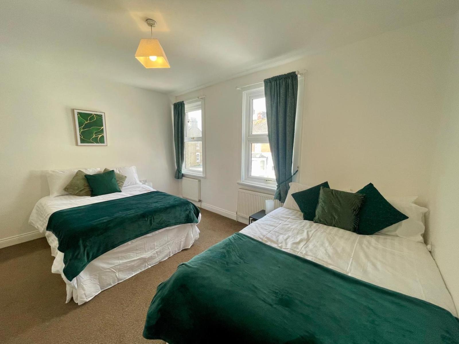Broad House Location Long Sleeps 10 Holiday home