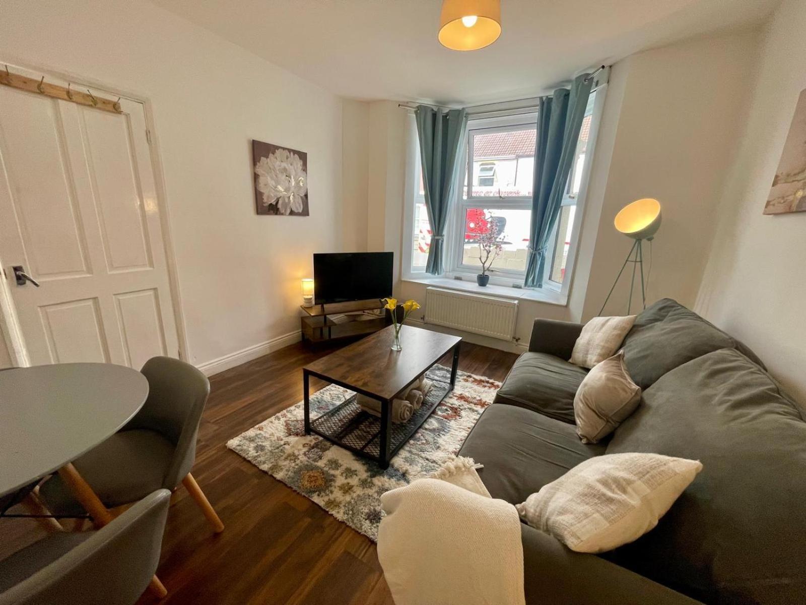 Holiday home Broad House Location Long Sleeps 10 Swindon