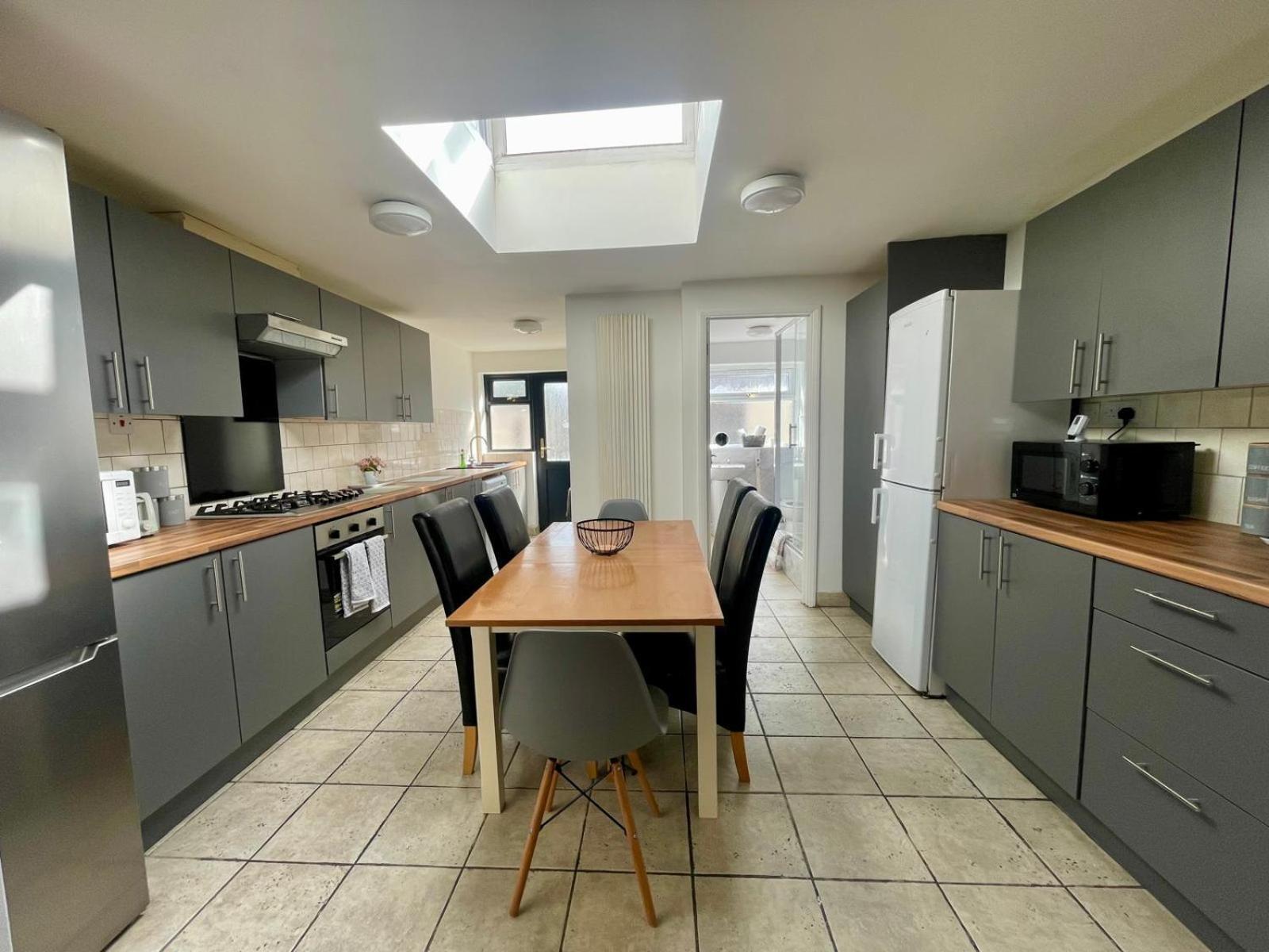 Broad House Location Long Sleeps 10 Swindon