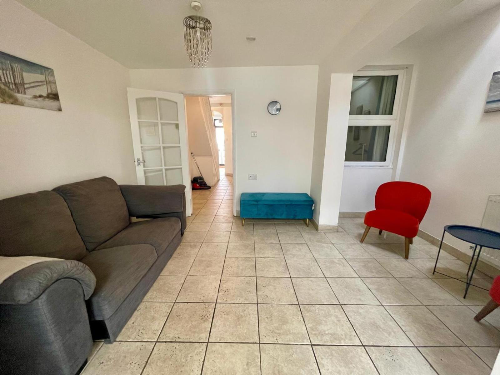 Broad House Location Long Sleeps 10 * Swindon