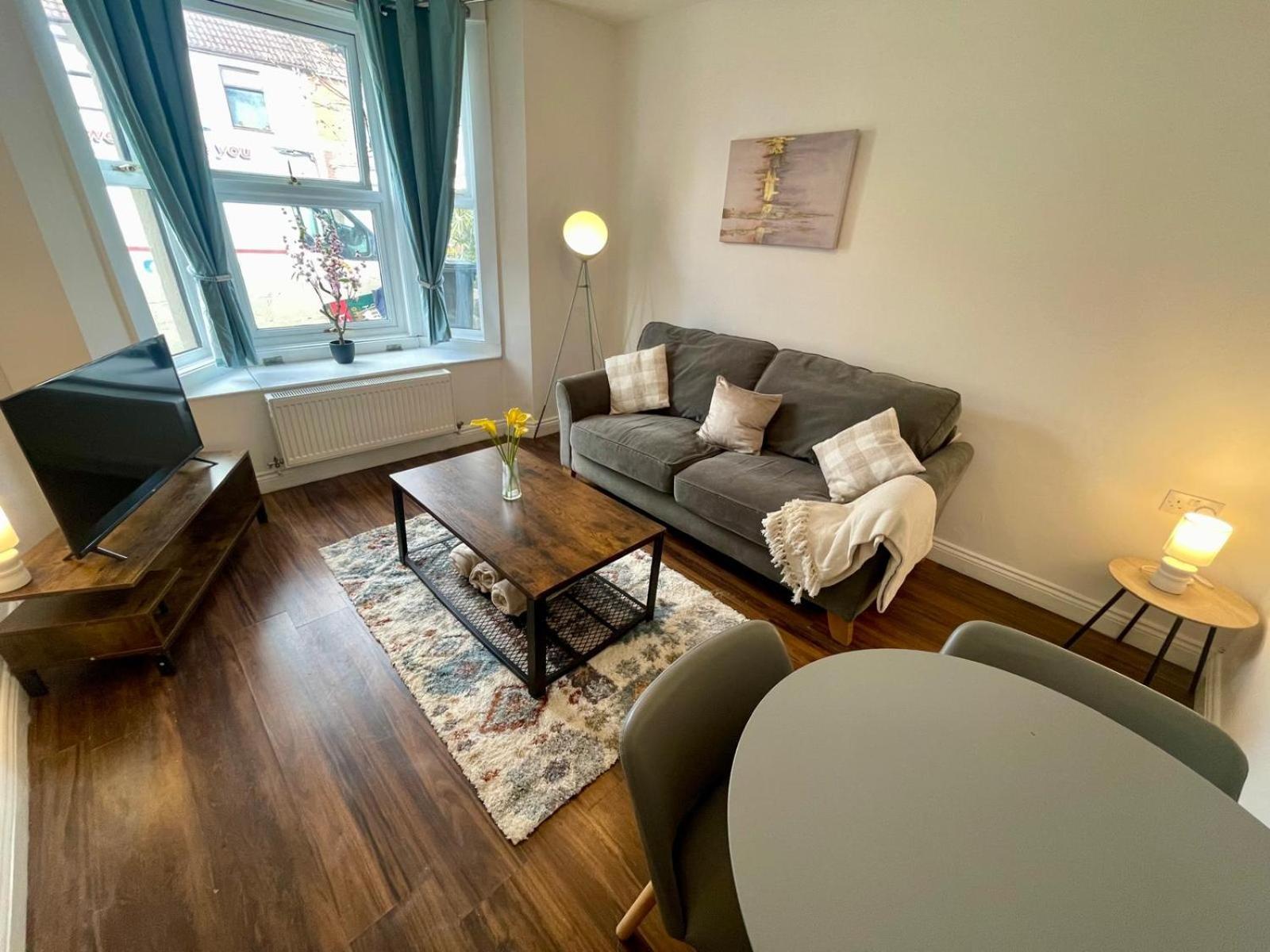 Broad House Location Long Sleeps 10 * Swindon