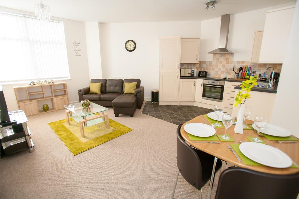 Comfortable Town Centre Apartments, Free Parking, Sleeps Up To 8 Swindon
