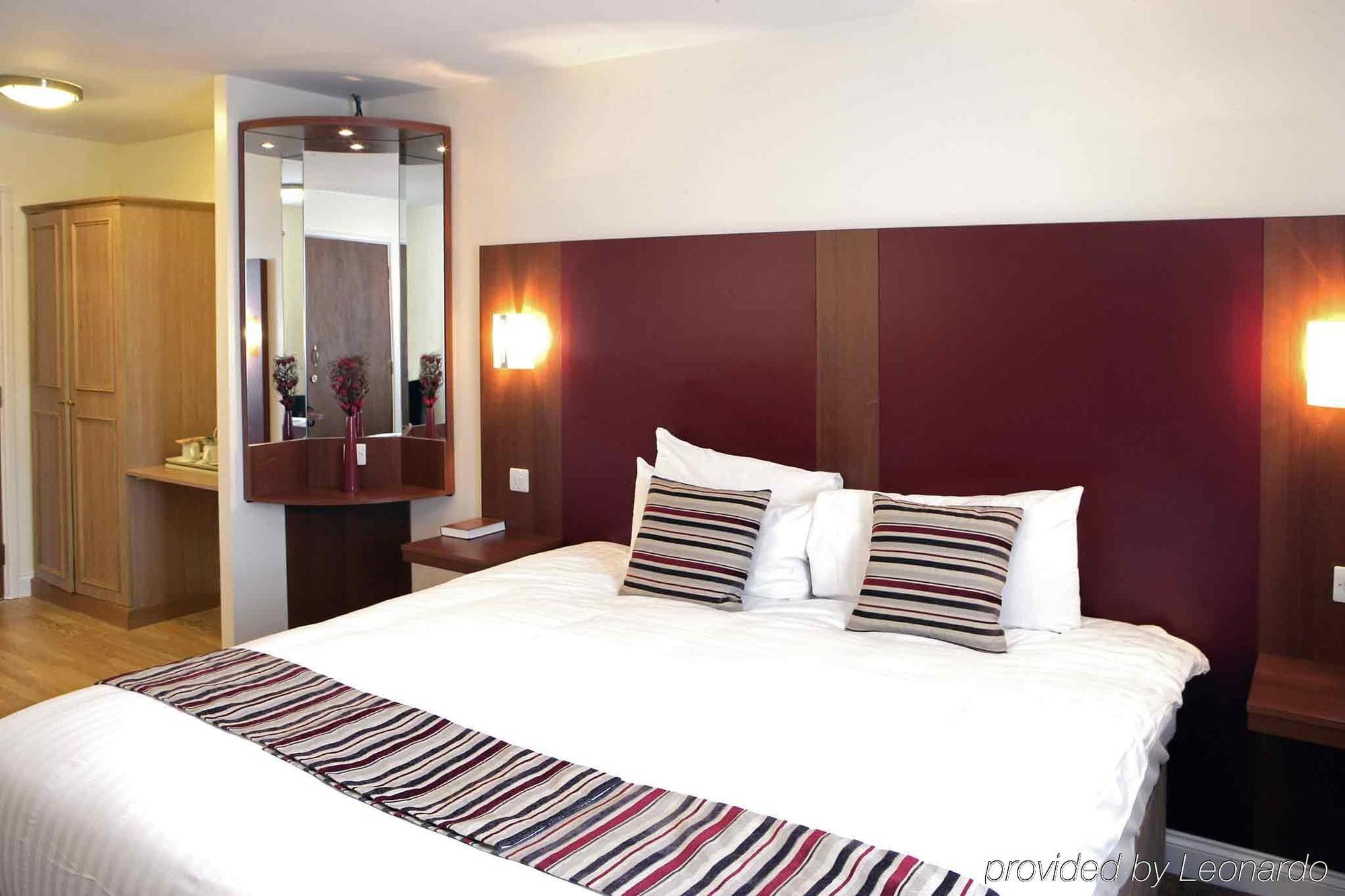 South Marston And Leisure Club Hotel