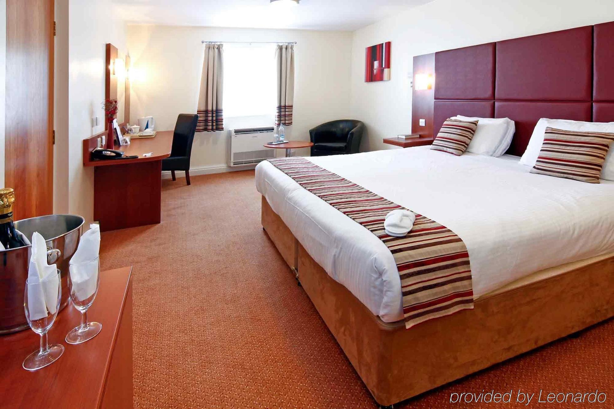 South Marston And Leisure Club Hotel
