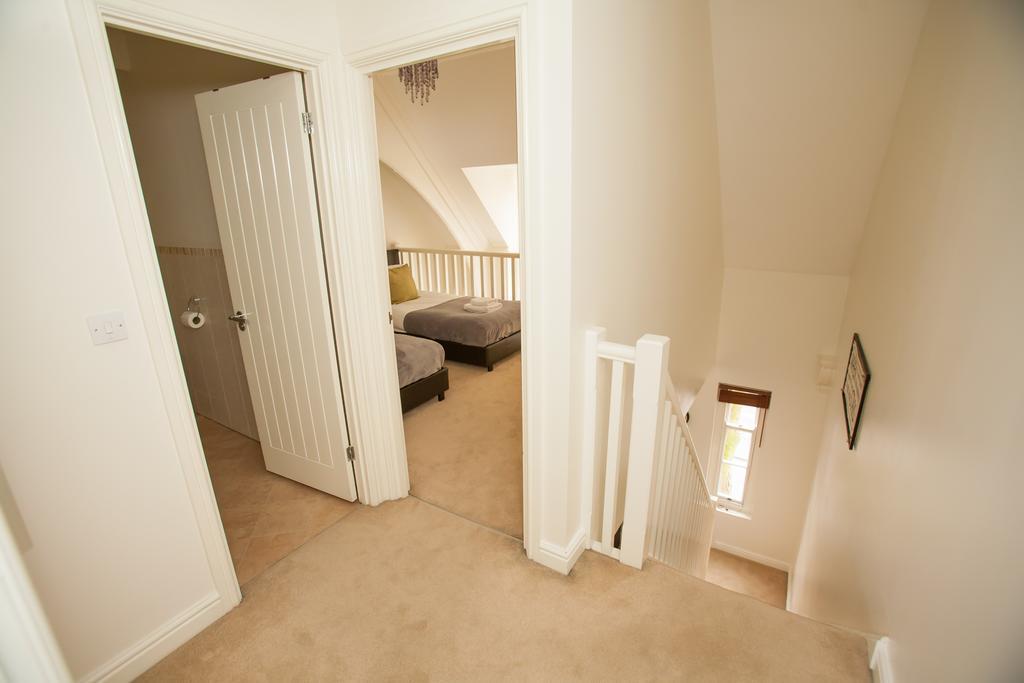 Comfortable Town Centre Apartments, Free Parking, Sleeps Up To 8 *