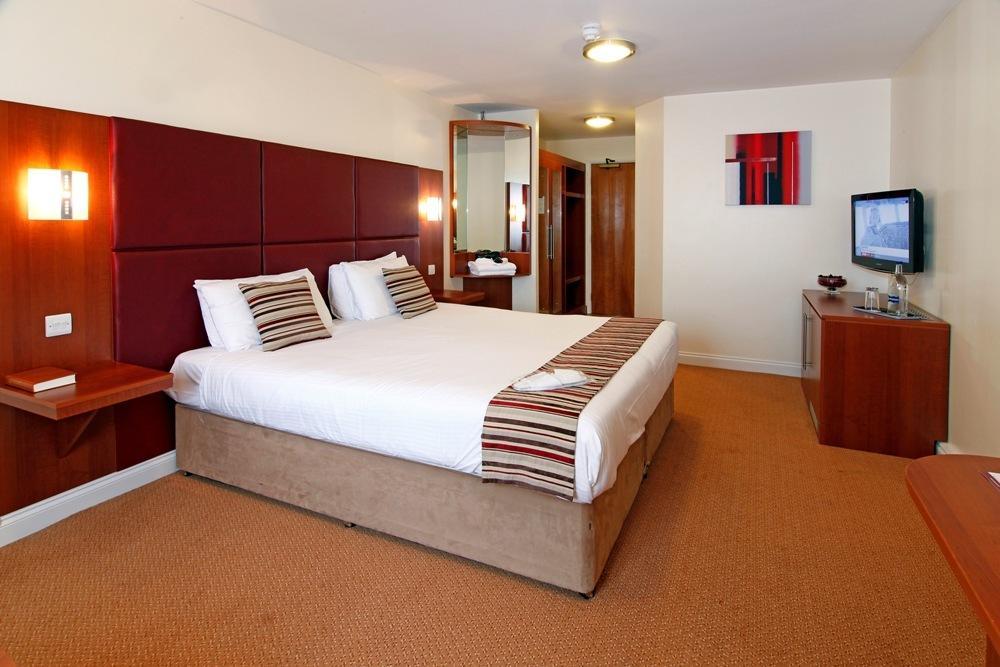 Hotel South Marston And Leisure Club