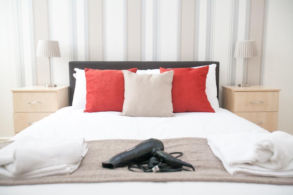 Comfortable Town Centre Apartments, Free Parking, Sleeps Up To 8