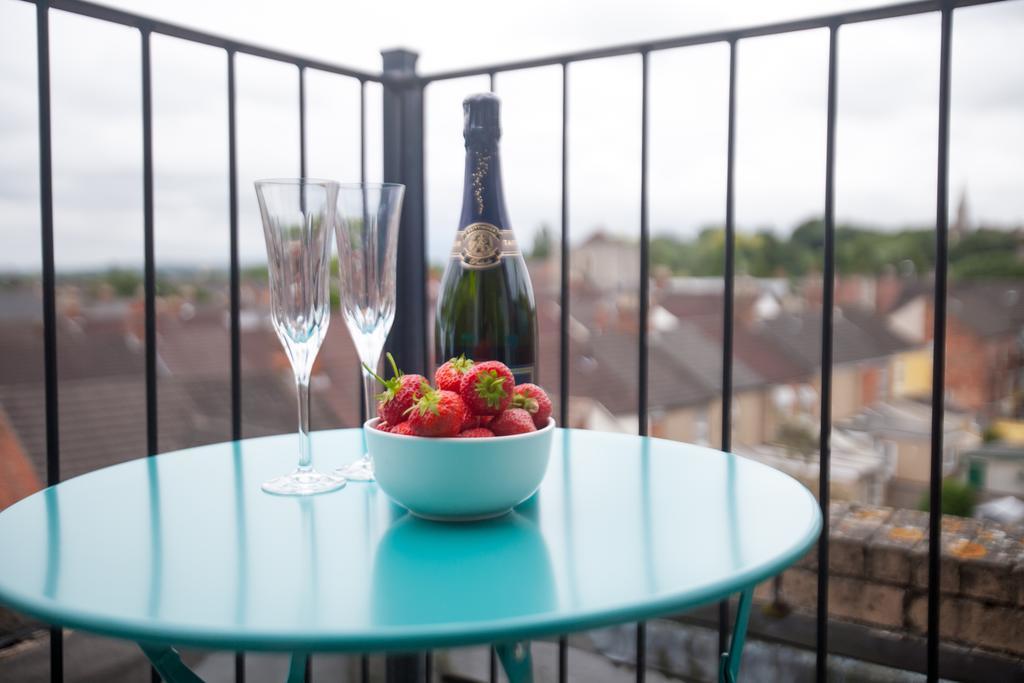Apartment Comfortable Town Centre Apartments, Free Parking, Sleeps Up To 8 Swindon
