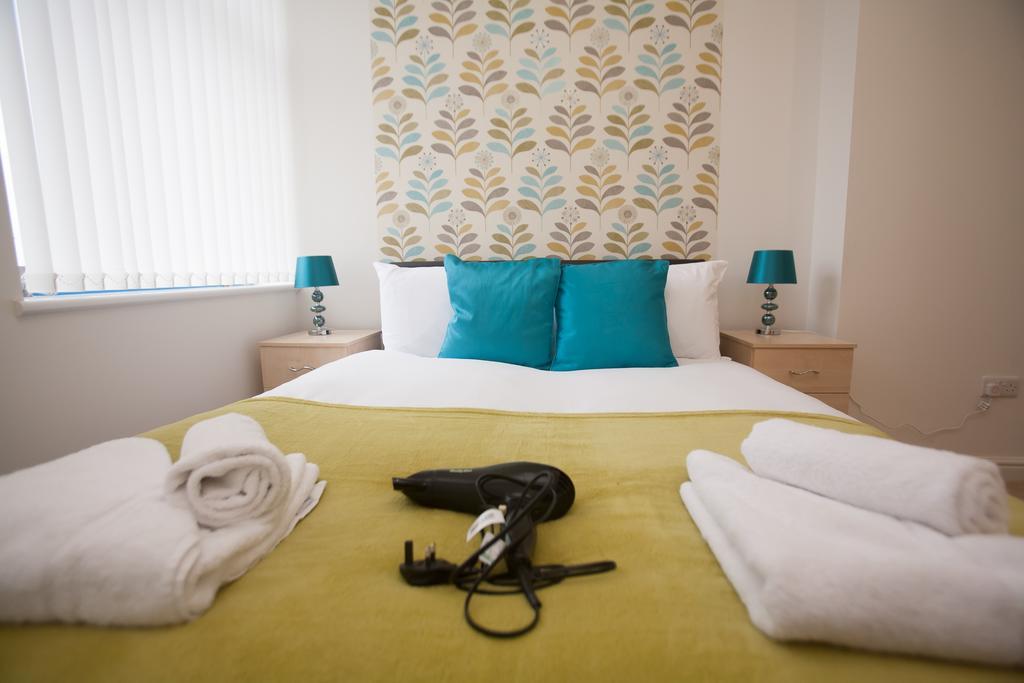 Comfortable Town Centre Apartments, Free Parking, Sleeps Up To 8 Swindon