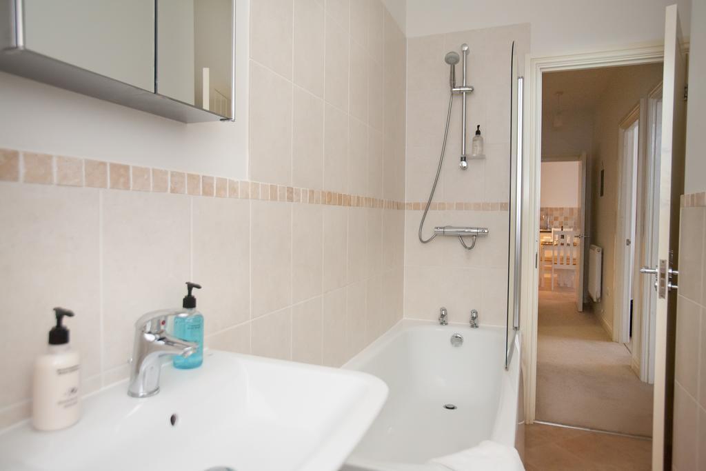Apartment Comfortable Town Centre Apartments, Free Parking, Sleeps Up To 8 *