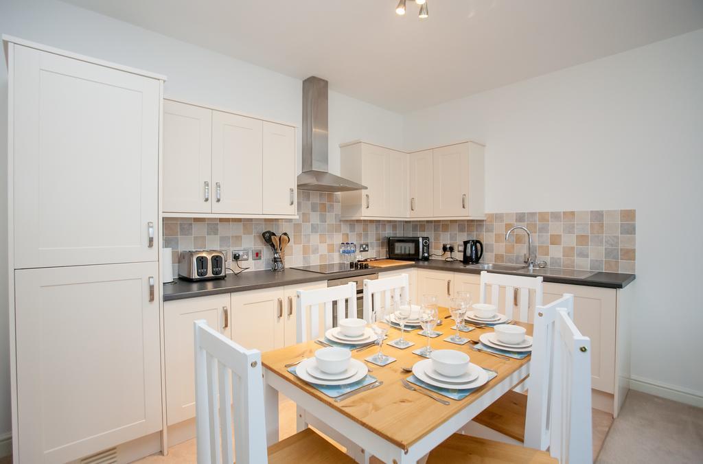 Comfortable Town Centre Apartments, Free Parking, Sleeps Up To 8 *