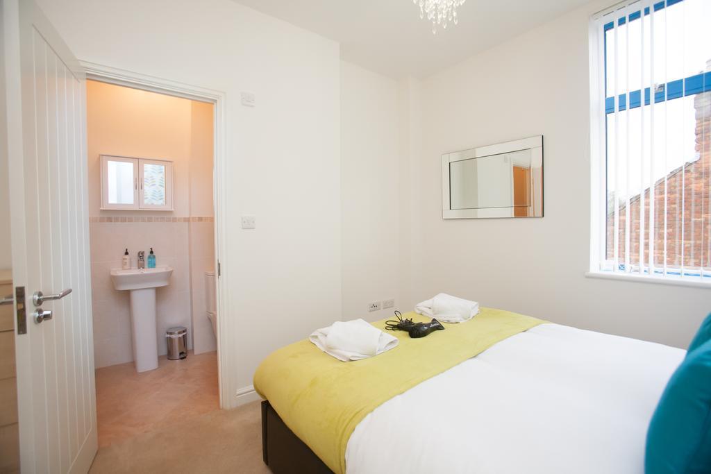 Comfortable Town Centre Apartments, Free Parking, Sleeps Up To 8 * Swindon