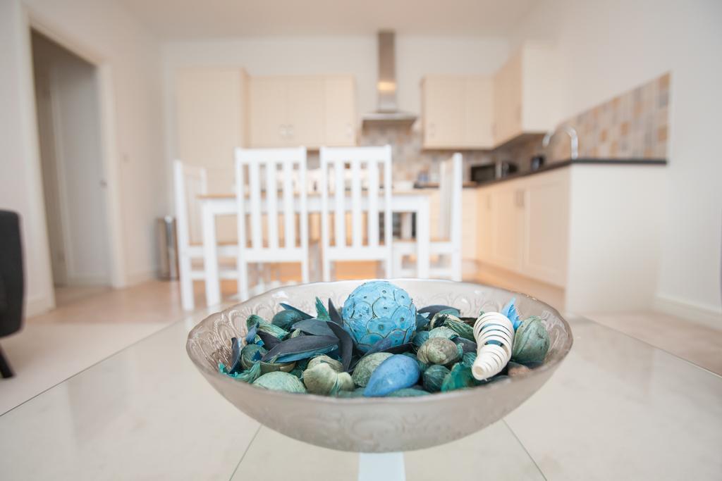 Comfortable Town Centre Apartments, Free Parking, Sleeps Up To 8 Swindon