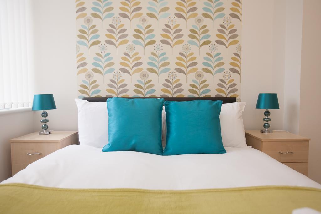 Comfortable Town Centre Apartments, Free Parking, Sleeps Up To 8 *