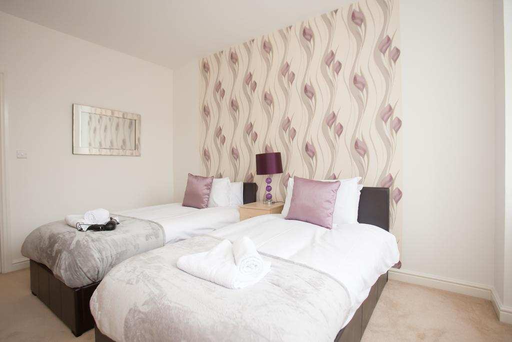 Comfortable Town Centre Apartments, Free Parking, Sleeps Up To 8