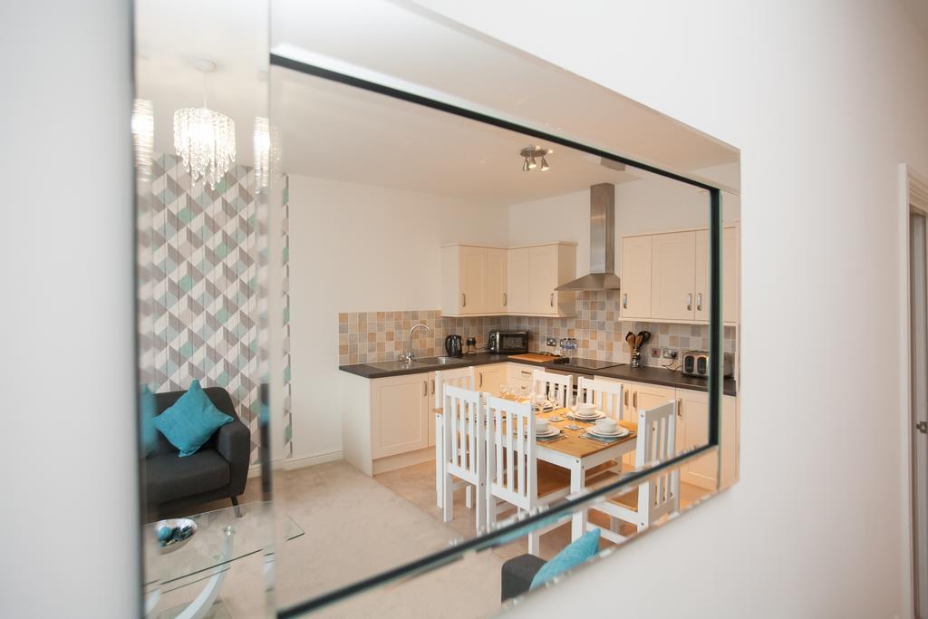 Apartment Comfortable Town Centre Apartments, Free Parking, Sleeps Up To 8 Swindon