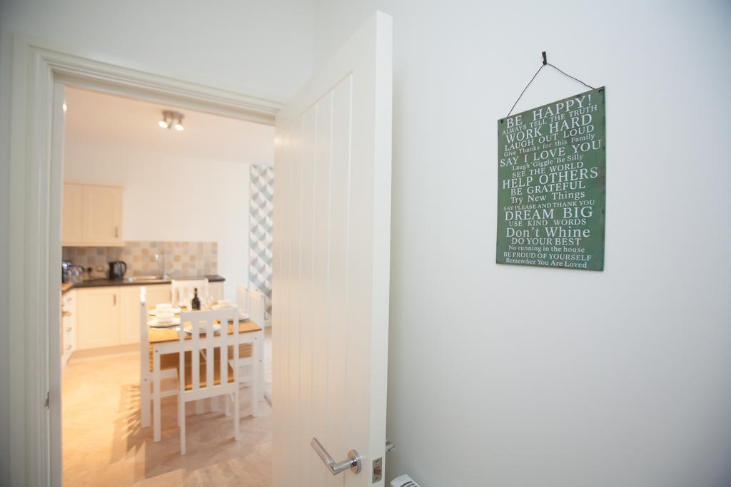 Comfortable Town Centre Apartments, Free Parking, Sleeps Up To 8 *
