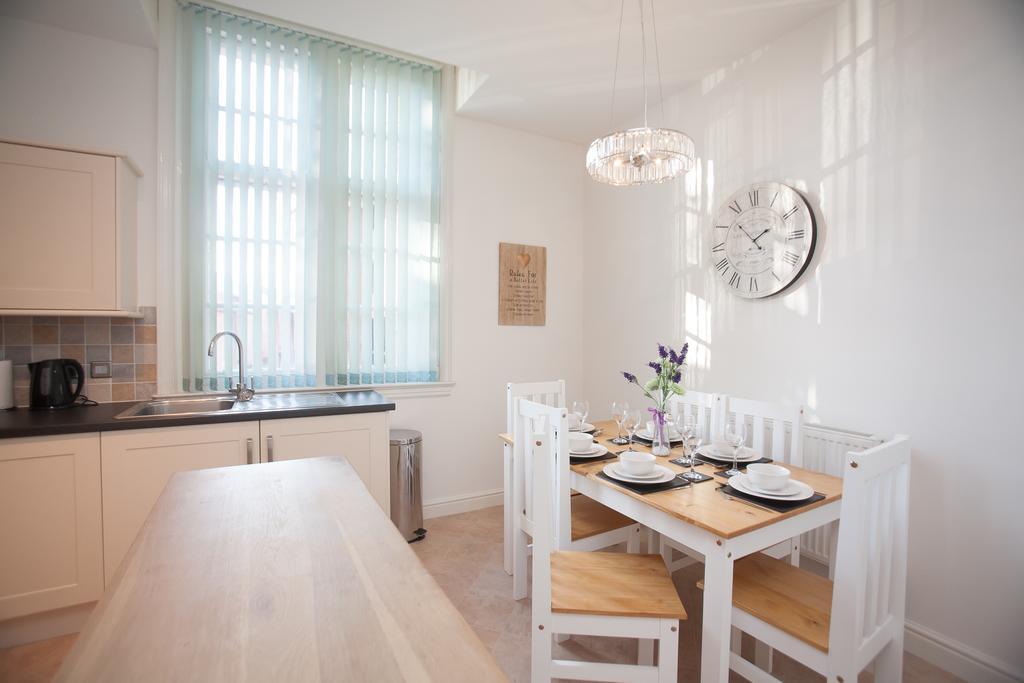 Comfortable Town Centre Apartments, Free Parking, Sleeps Up To 8 * Swindon
